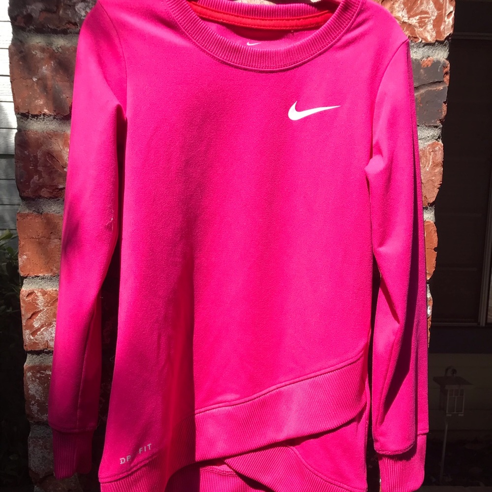 Nike girls dry fit size small (4-5 years)
